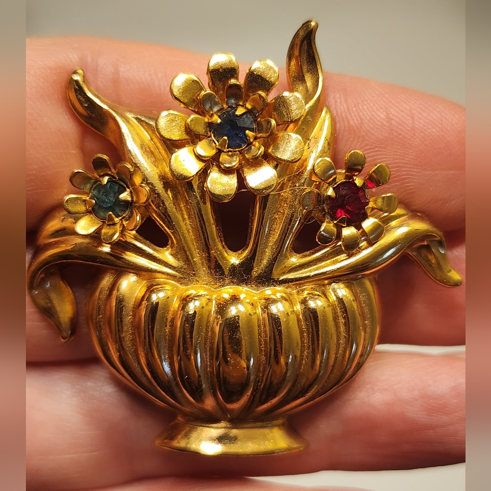 Coro vintage 1940s brooch gold tone basket with red, blue, green rhinestones